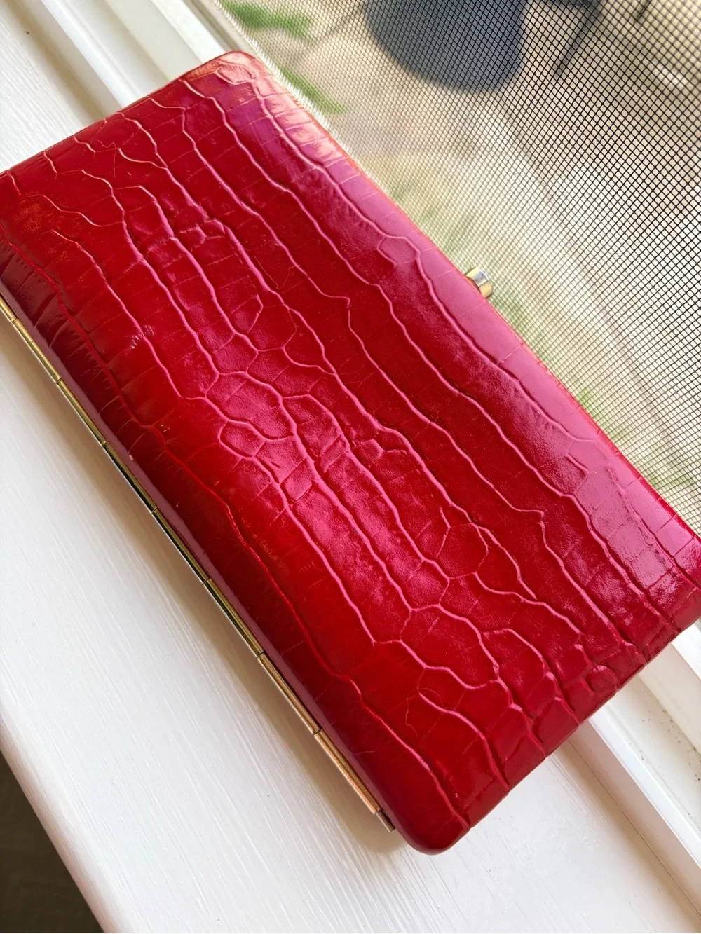 PERLINA Vintage Red Croc-Embossed Clutch Wallet